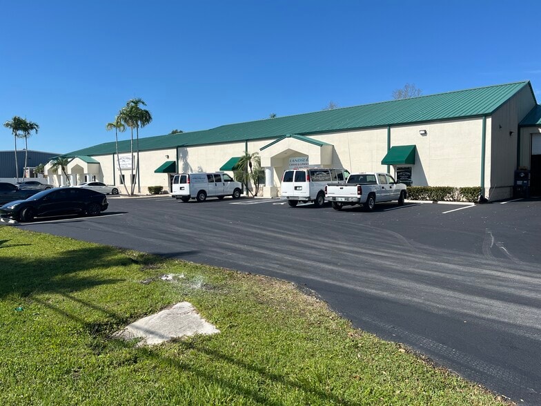 More Photos Of 16266 San Carlos Blvd, Fort Myers General Retail For Lease