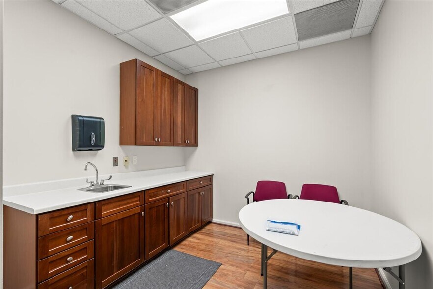 More Photos Of 10 Harris Ct, Monterey Medical For Sale