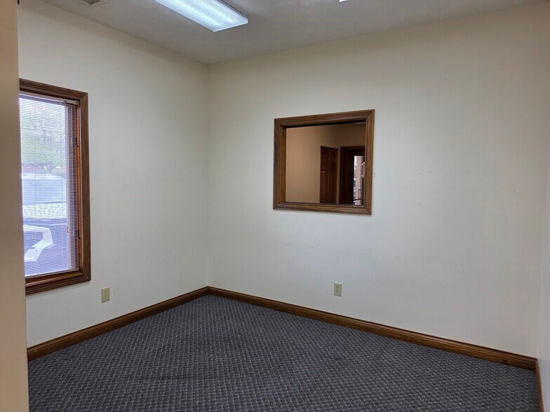 More Photos Of 386 Meridian Parke Ln, Greenwood Medical For Lease