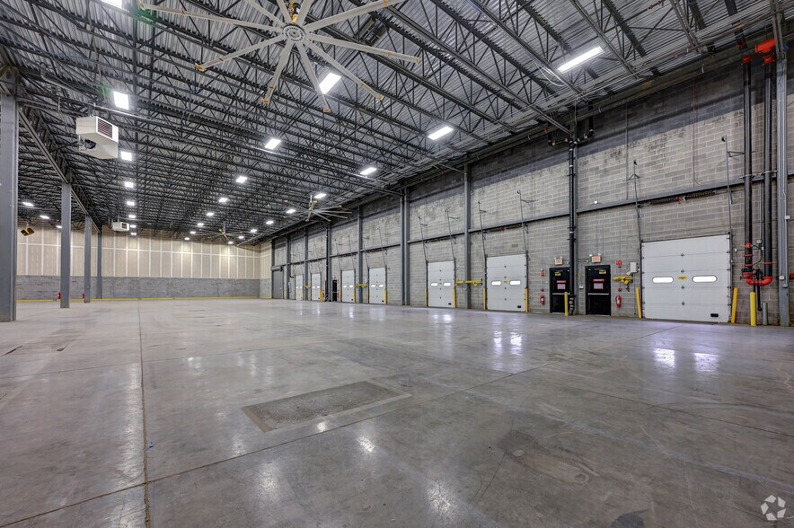 More Photos Of 45 Turner Dr, Middletown Warehouse For Lease