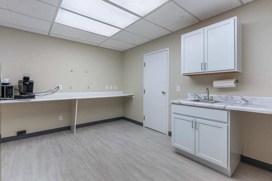 More Photos Of 16 W Wenger Rd, Englewood Medical For Lease