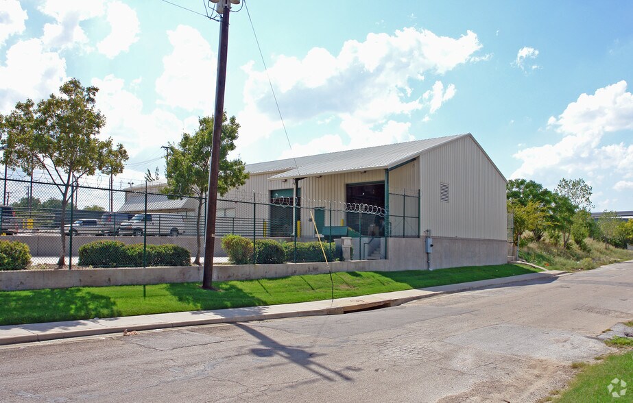 More Photos Of 1400 E Presidio St, Fort Worth Flex For Sale