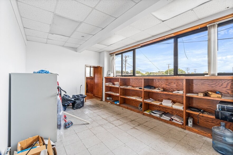More Photos Of 75 Windsor Ave, Mineola Warehouse For Sale