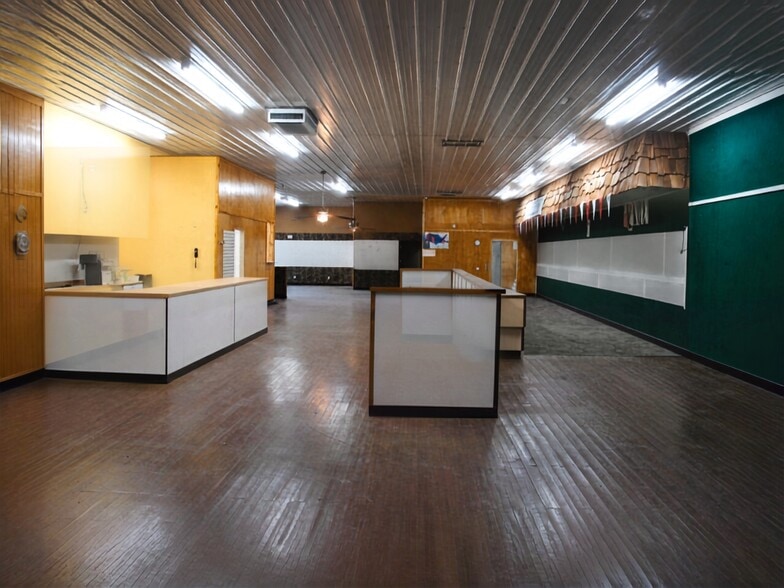 More Photos Of 311 W St. John St, Litchfield Sports And Entertainment For Sale