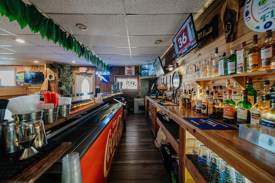More Photos Of 706 S Washington St, Circleville Bar For Sale