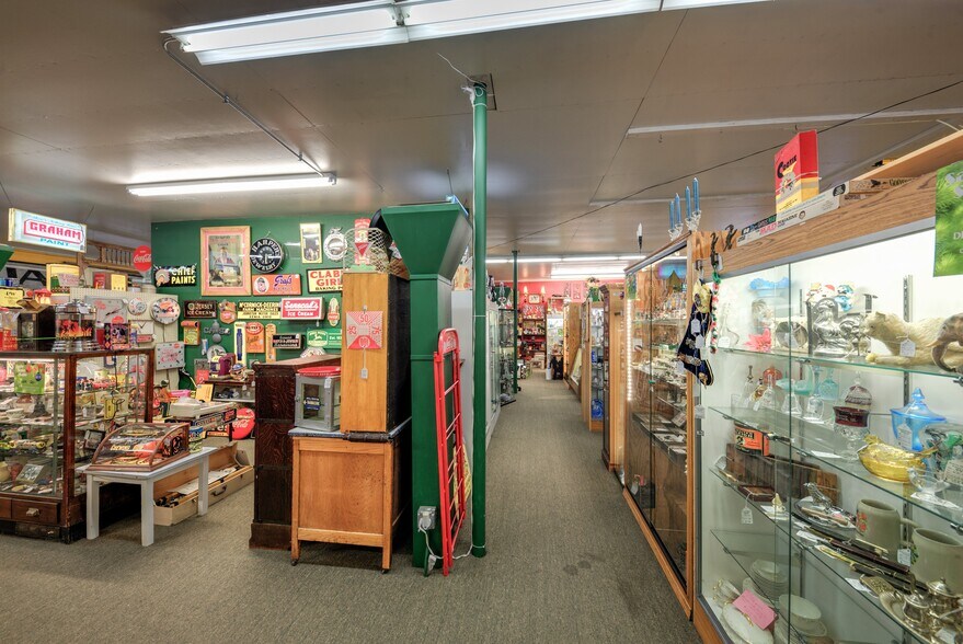 More Photos Of 890 Lake Ave, Woodstock General Retail For Sale