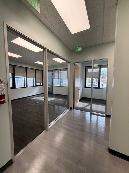More Photos Of 5142 Clareton Dr, Agoura Hills Showroom For Lease
