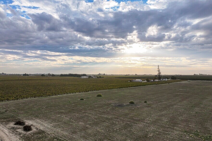 More Photos Of 11836 S Hughes Ave, Caruthers Specialty For Sale