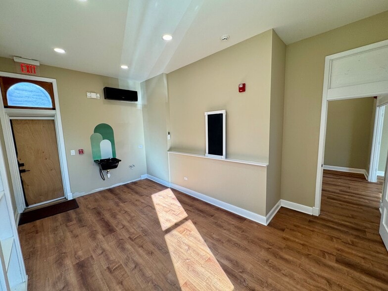 More Photos Of 111 W Madison St, Yorkville Office For Lease