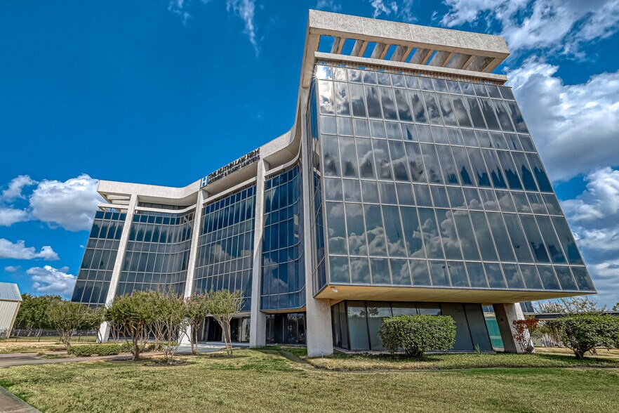 More Photos Of 6100 Corporate Dr, Houston Office For Sale