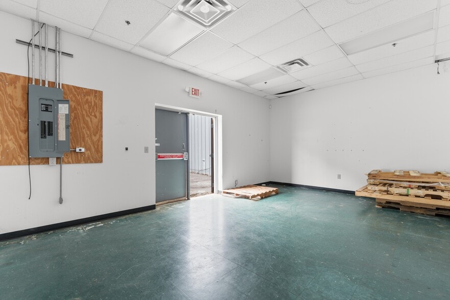 More Photos Of 480 Nelson Blvd, Kingstree Department Store For Sale