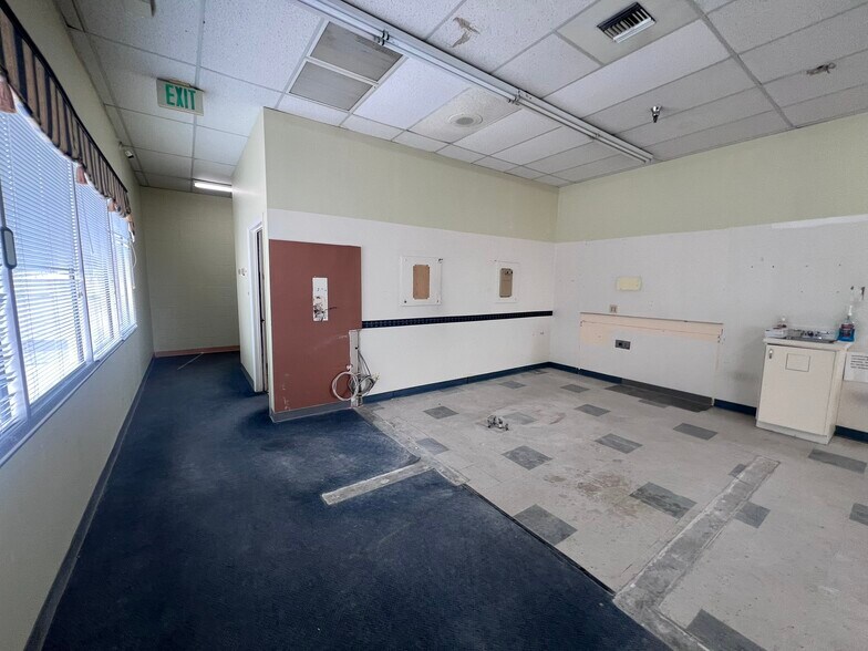 More Photos Of 1700-1740 N Rolling Rd, Baltimore General Retail For Lease