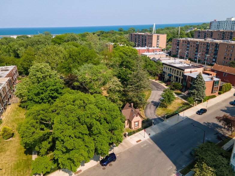 More Photos Of 619 E Groveland Park, Chicago Apartments For Sale