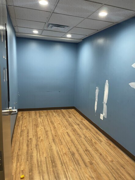 More Photos Of 40696 Garfield Rd, Clinton Township Veterinarian Kennel For Lease