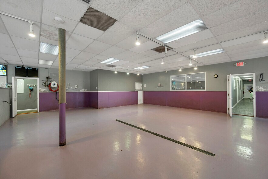 More Photos Of 1279 E Mason St, Green Bay Storefront For Sale