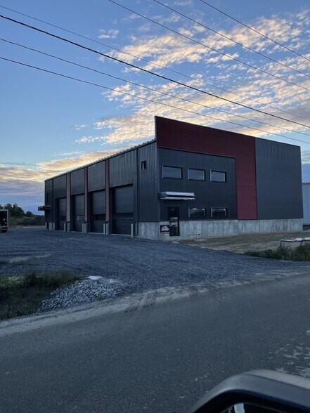 More Photos Of 21A-21B Rue Des Metiers, Lavaltrie Industrial For Lease