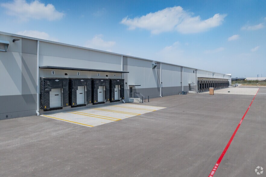 More Photos Of 9502 SW Loop 410, San Antonio Warehouse For Lease