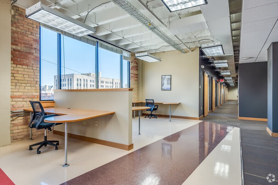 More Photos Of 118 S Adams St, Green Bay Office For Lease