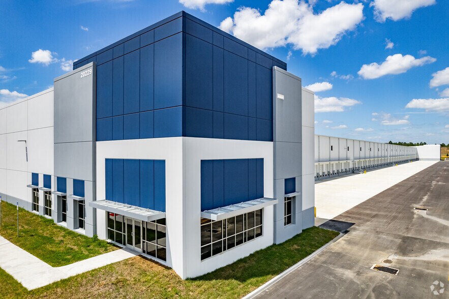 More Photos Of 20229 O’Brien Rd, Groveland Warehouse For Sale