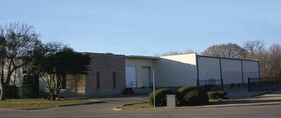 More Photos Of 1539 Round Table Dr, Dallas Light Manufacturing For Sale