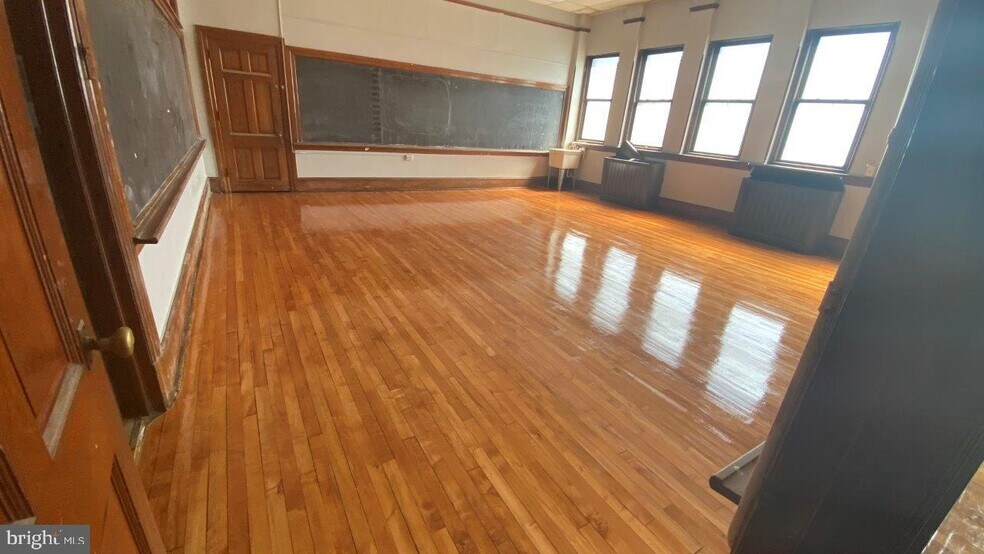 More Photos Of 6649 Tulip St, Philadelphia Schools For Lease