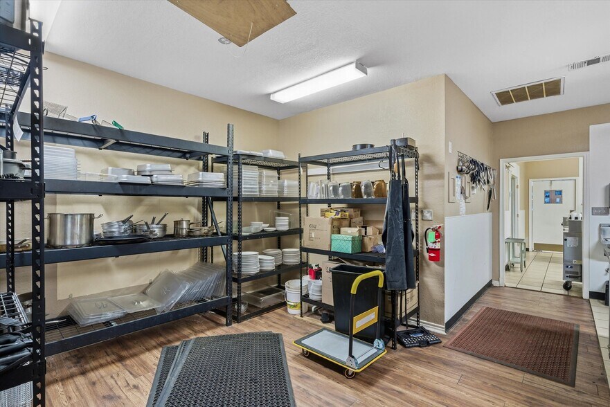 More Photos Of 109 N Houston St, Edgewood Restaurant For Sale