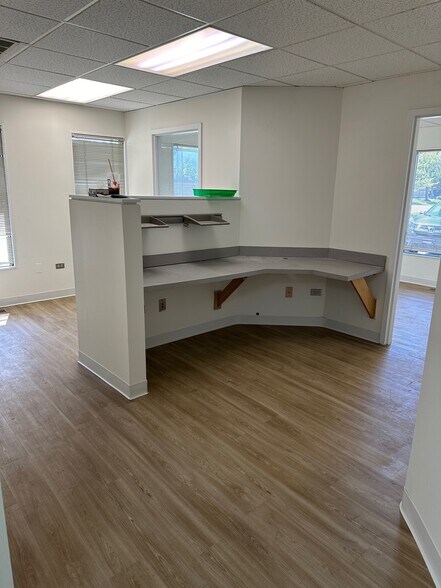 More Photos Of 17500-17516 S Carriageway Dr, Hazel Crest Office For Sale