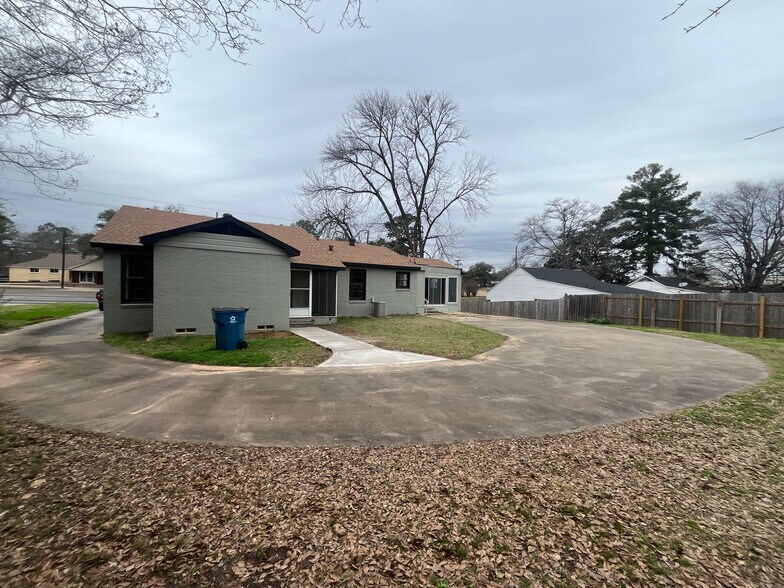 More Photos Of 404 N Henderson Blvd, Kilgore Office For Lease