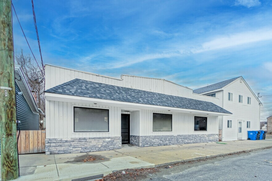 More Photos Of 164 S Main St, Brooklyn Storefront For Lease