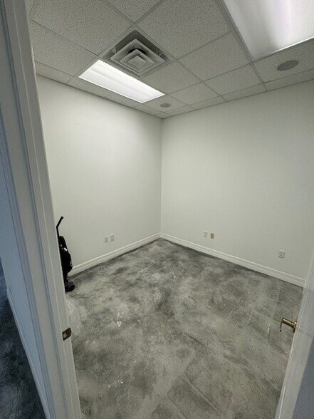 More Photos Of 7361 International Pl, Sarasota Showroom For Lease