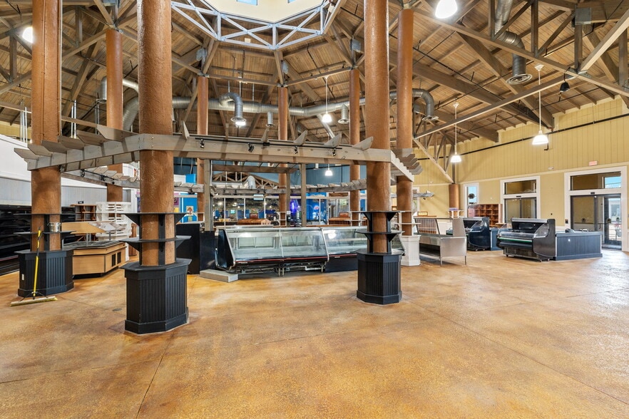 More Photos Of 17650 San Carlos Blvd, Fort Myers Supermarket For Sale