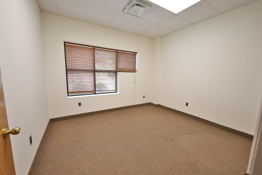 More Photos Of 12 Orben Dr, Landing Showroom For Lease