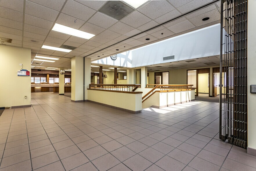 More Photos Of 1520 Washington Ave, Alton Bank For Sale