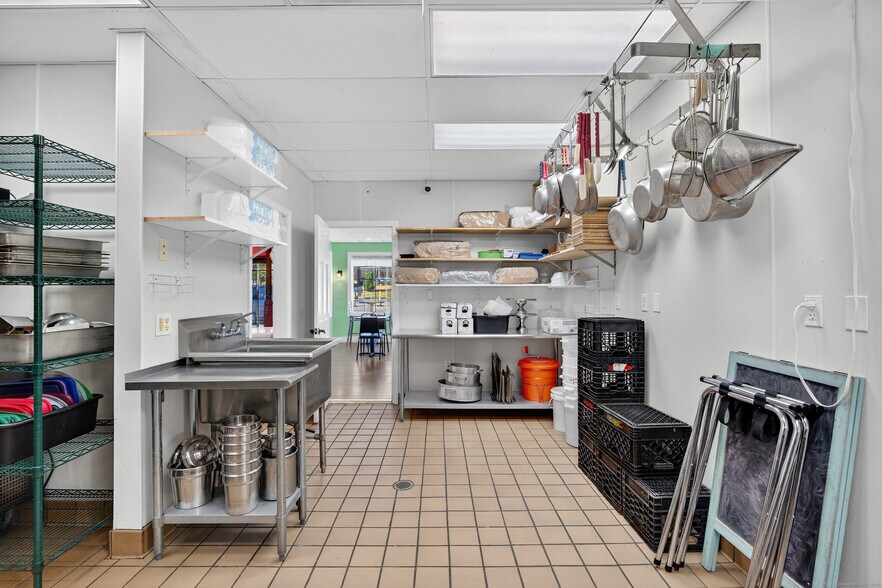 More Photos Of 742 Amity Rd, Bethany Freestanding For Sale