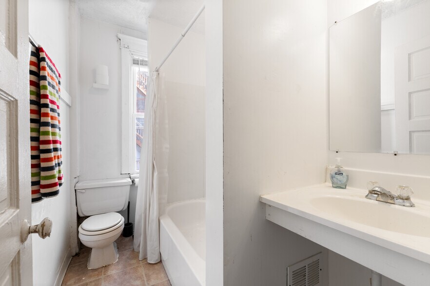 More Photos Of 1239 N Dearborn St, Chicago Apartments For Sale