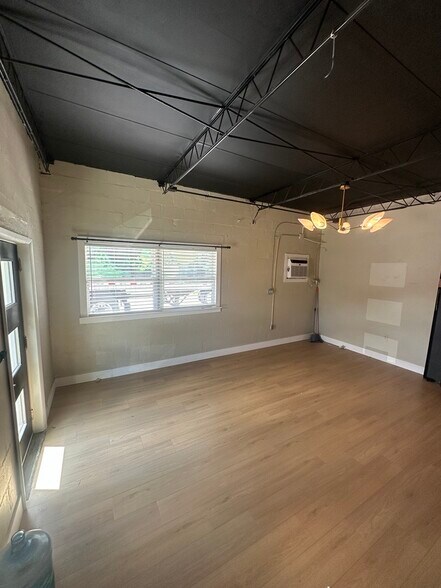 More Photos Of 2402 Coolidge Ave, Orlando Warehouse For Lease