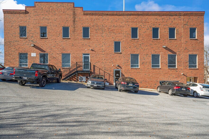 More Photos Of 205 Center St, Mount Airy Medical For Lease