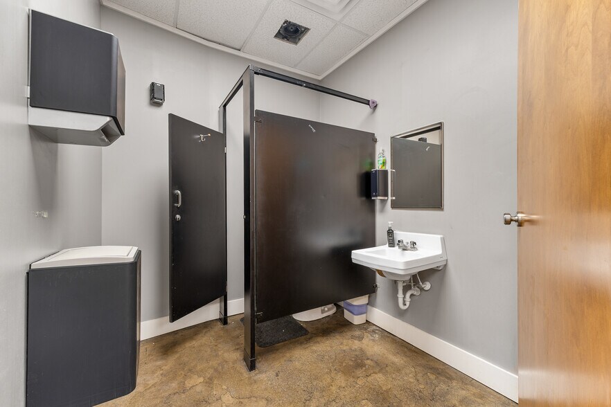 More Photos Of 1545 Hansford St, Charleston Light Distribution For Sale