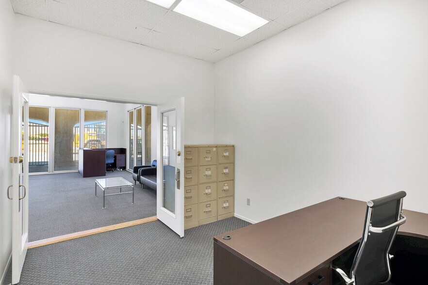 More Photos Of 2660 Pearblossom Hwy, Palmdale Office Residential For Sale