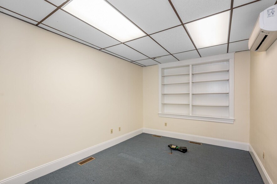 More Photos Of 3519 E Main St, Morgantown Office Residential For Lease