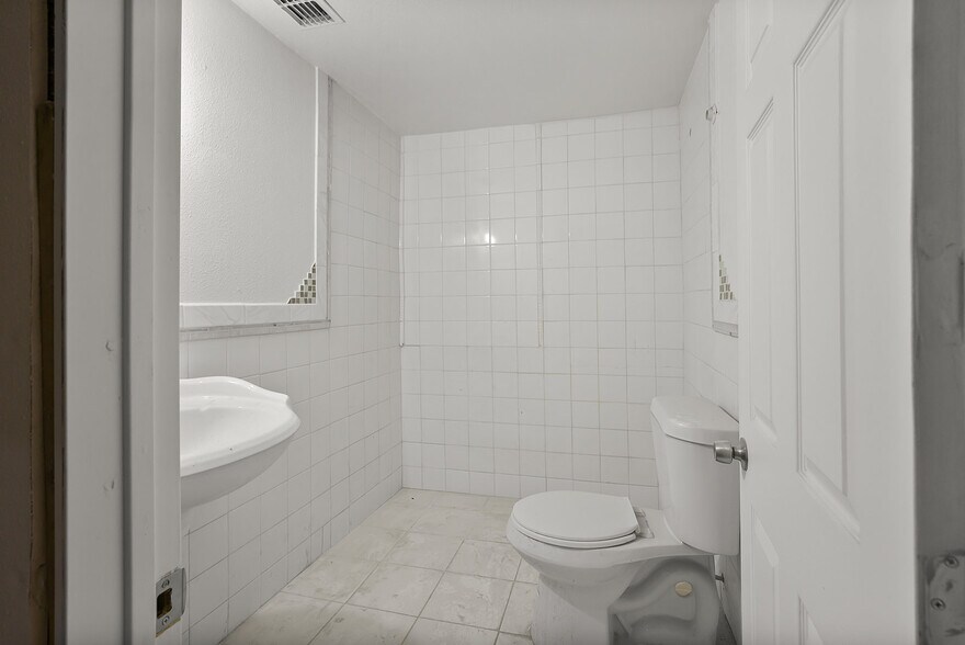More Photos Of 3210 Leopard St, Corpus Christi General Retail For Sale