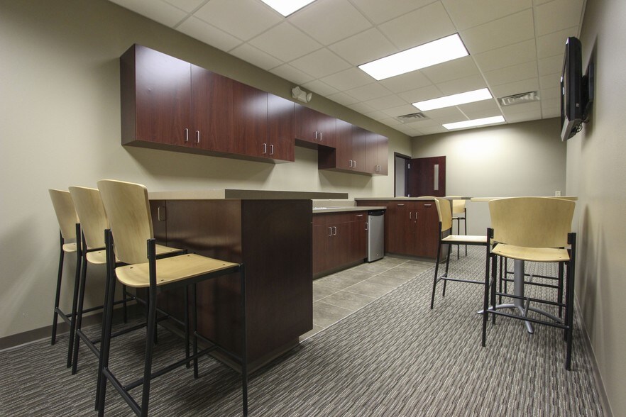 More Photos Of 3015 Greyhound Dr, Waterloo Medical For Lease