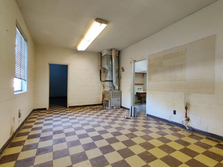 More Photos Of 211 W Walnut Ave, McKenzie General Retail For Lease