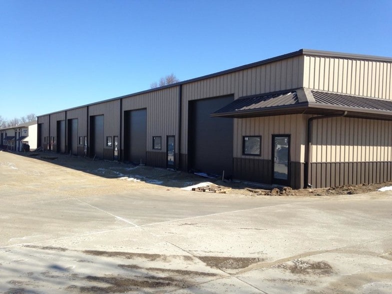 More Photos Of 1524 Lafayette Park Dr, Bloomington Flex For Lease