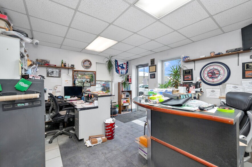 More Photos Of 186 Perry Hwy, Pittsburgh Auto Dealership For Sale