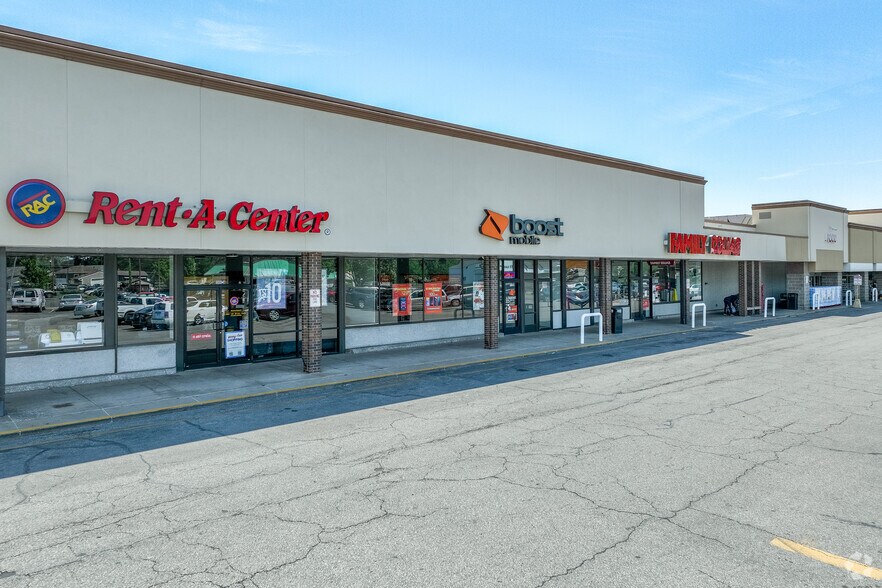More Photos Of 1994-2022 1st Street A, Moline Storefront For Lease