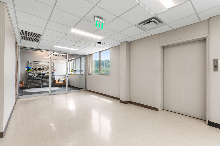 More Photos Of 1217 W 12th St, Kansas City Flex For Lease