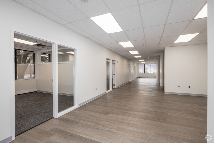 More Photos Of 150 Rittenhouse Cir, Bristol Warehouse For Lease