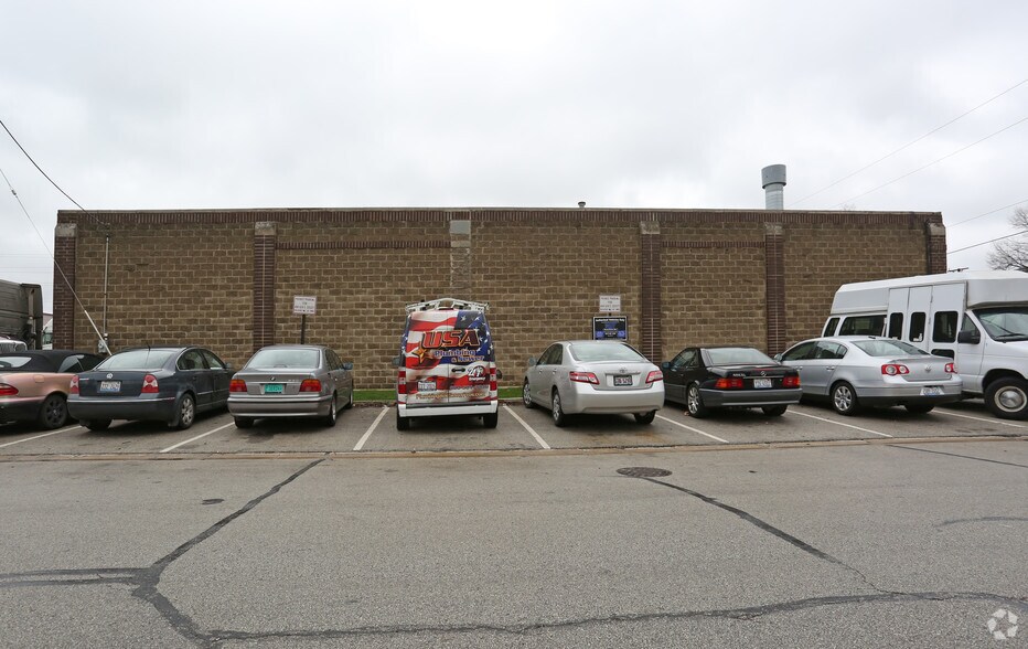 More Photos Of 608 E Cossitt Ave, La Grange Light Distribution For Lease