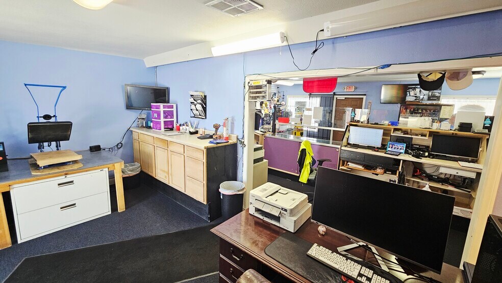 More Photos Of 306-308 Roberts Ln, Bakersfield Storefront Retail Residential For Sale